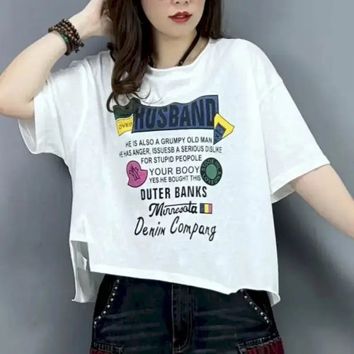 T-shirt femme design irrégulier en rouge avec imprimé graphique et coupe ample, tendance casual chic.