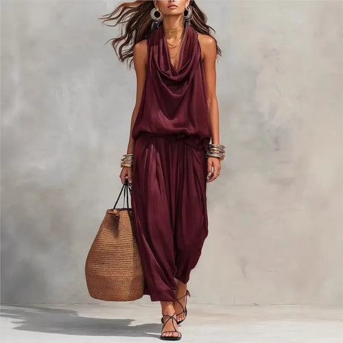 Ensemble 2 pièces femme en bordeaux, élégant et tendance, parfait pour l'été 2026, porté avec un sac en osier.