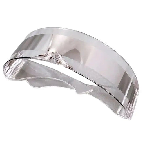 Lunettes de soleil futuristes miroir sur une femme aux cheveux gris, mettant en valeur leur design audacieux et réfléchissant.