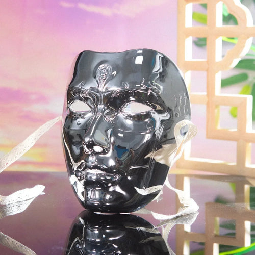 Masque Cyberpunk homme en or brillant avec des lacets pour le cosplay et les événements thématiques.