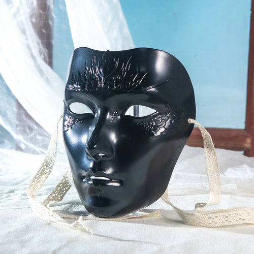 Masque Cyberpunk homme en or brillant avec des lacets pour le cosplay et les événements thématiques.
