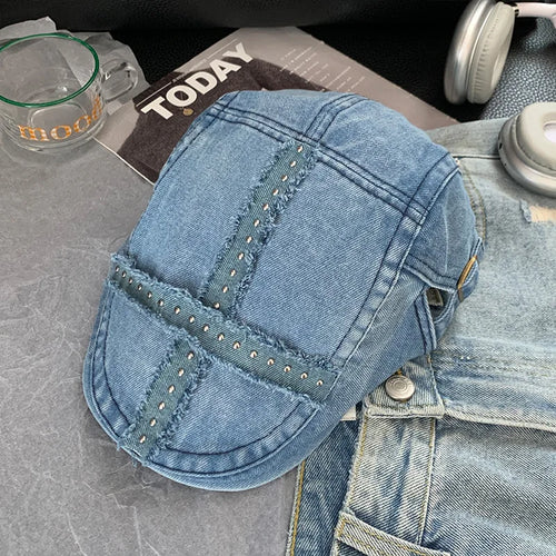 Casquette Denim Noir Femme avec rivets en style Y2K, délavée et vintage, portée par une femme.