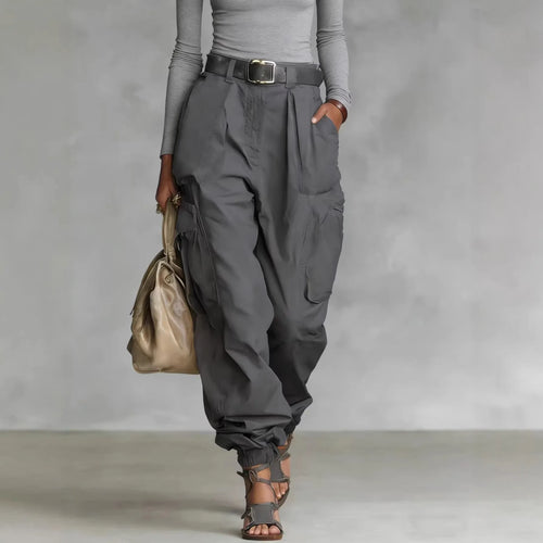 Pantalon femme taille haute amplement décontracté, porté avec un haut moulant et des sandales, parfait pour un style chic.