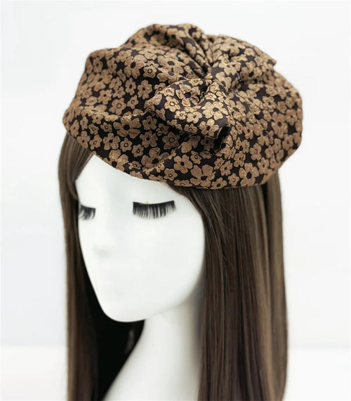 Chapeau Haut de Forme Femme en tissu marron avec fleurs, accessoire élégant pour une tenue rétro.