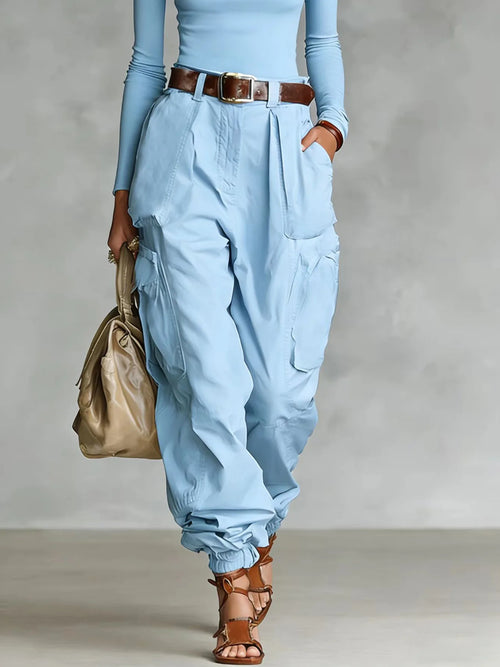 Pantalon femme taille haute amplement décontracté, porté avec un haut moulant et des sandales, parfait pour un style chic.