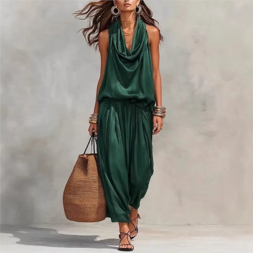 Ensemble 2 pièces femme en bordeaux, élégant et tendance, parfait pour l'été 2026, porté avec un sac en osier.