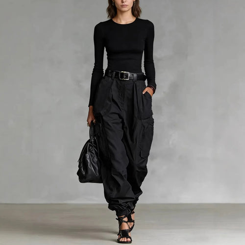 Pantalon femme taille haute amplement décontracté, porté avec un haut moulant et des sandales, parfait pour un style chic.