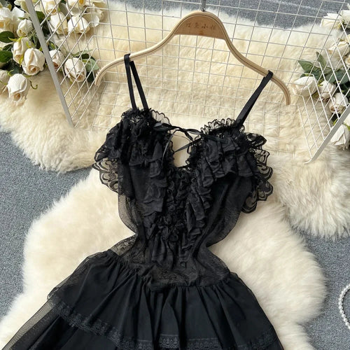 Robe courte dentelle à volants en noir avec volants et dos nu, élégante et parfaite pour les soirées.