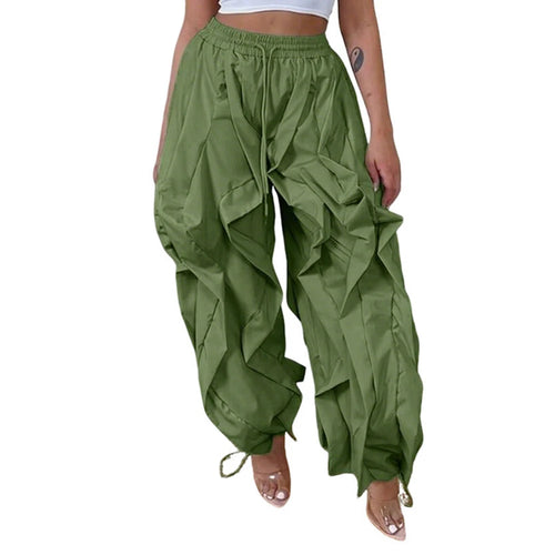Pantalon cargo femme en trois couleurs : beige, noir et gris, avec un haut ajusté, présenté dans un style streetwear.