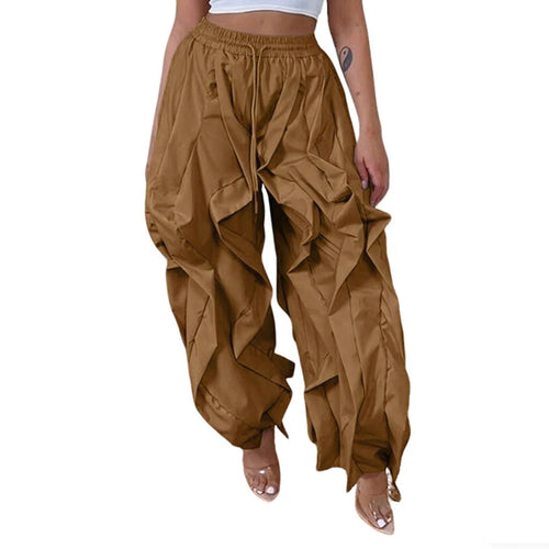 Pantalon cargo femme en trois couleurs : beige, noir et gris, avec un haut ajusté, présenté dans un style streetwear.