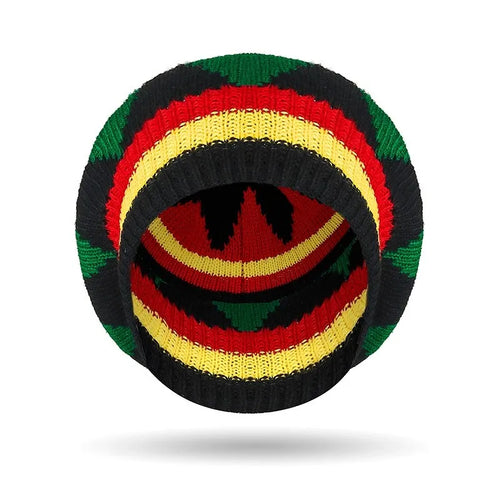 Béret Tricoté Rasta Rayé porté par une femme, avec motifs colorés, bonnet ample pour l'automne et l'hiver.