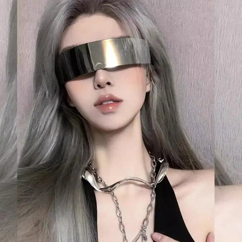 Lunettes de soleil futuristes miroir sur une femme aux cheveux gris, mettant en valeur leur design audacieux et réfléchissant.