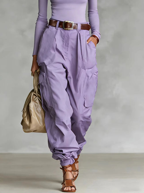Pantalon femme taille haute amplement décontracté, porté avec un haut moulant et des sandales, parfait pour un style chic.
