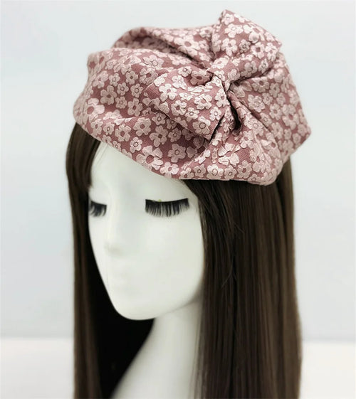 Chapeau Haut de Forme Femme en tissu marron avec fleurs, accessoire élégant pour une tenue rétro.