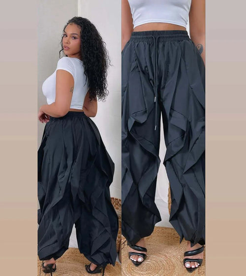 Pantalon cargo femme en trois couleurs : beige, noir et gris, avec un haut ajusté, présenté dans un style streetwear.