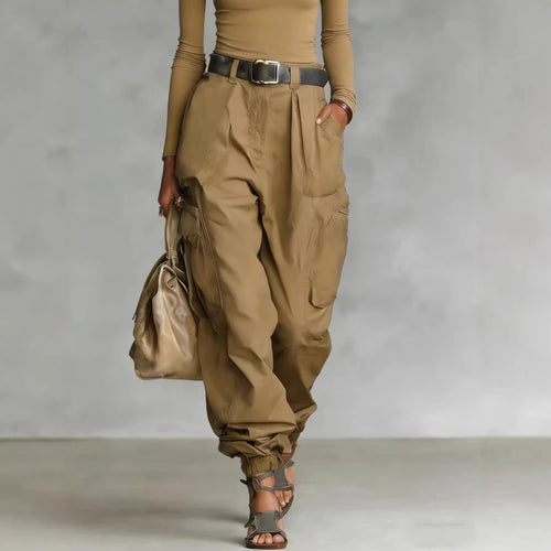 Pantalon femme taille haute amplement décontracté, porté avec un haut moulant et des sandales, parfait pour un style chic.