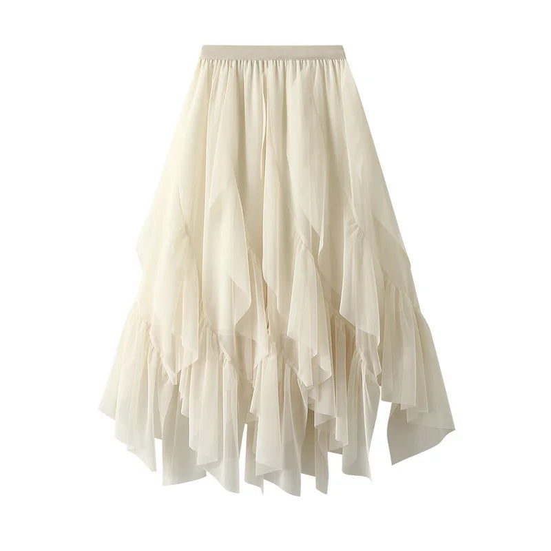 Jupe longue tulle froncé en tulle vaporeux avec une coupe trapèze moderne et romantique.