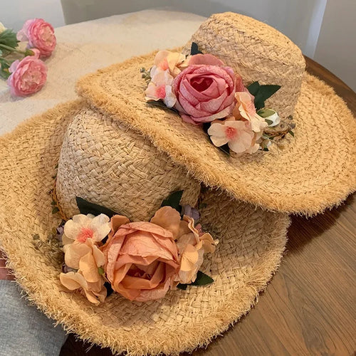 Chapeau de soleil femme en raphia tressé, modèle élégant avec larges bords, porté par une femme à la mode.