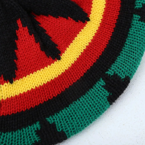 Béret Tricoté Rasta Rayé porté par une femme, avec motifs colorés, bonnet ample pour l'automne et l'hiver.