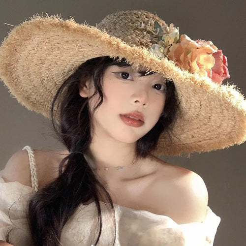 Chapeau de soleil femme en raphia tressé, modèle élégant avec larges bords, porté par une femme à la mode.
