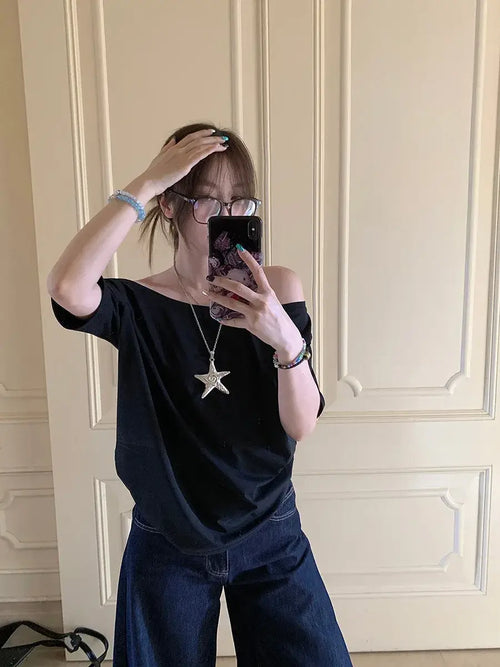 T-shirt femme Y2K Streetwear en gris, style décontracté avec manches courtes, porté sur l'épaule.