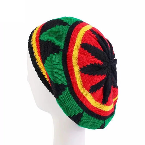 Béret Tricoté Rasta Rayé porté par une femme, avec motifs colorés, bonnet ample pour l'automne et l'hiver.