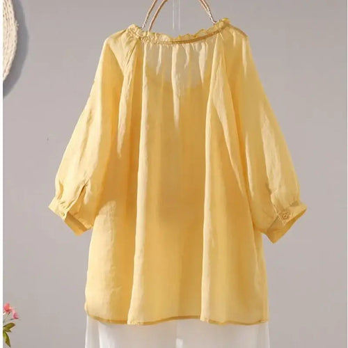 T-shirt femme col volanté et boutons – Broderie Vintage, blouse violette avec volants et motifs floraux.
