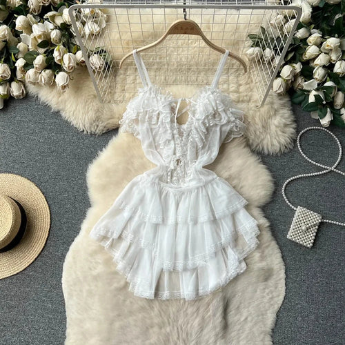 Robe courte dentelle à volants en noir avec volants et dos nu, élégante et parfaite pour les soirées.