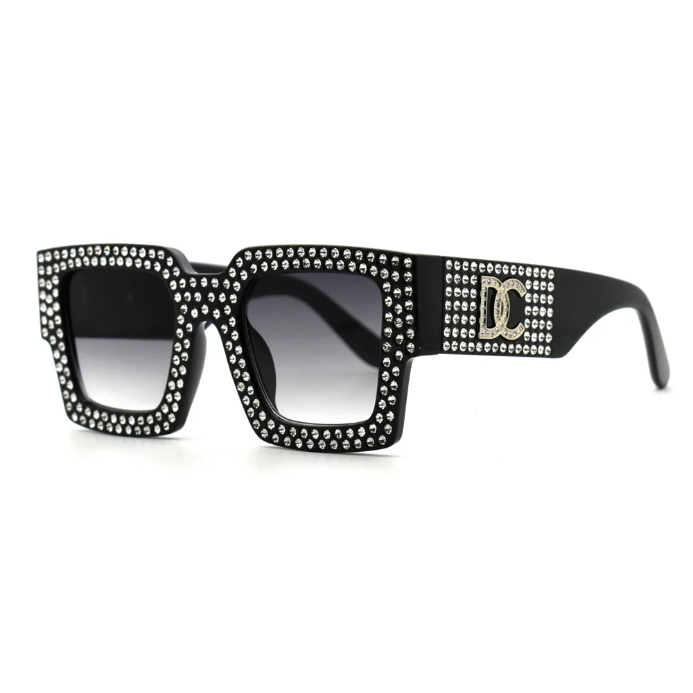 Lunettes de soleil carrées vintage femme avec design orné de strass et protection UV400.