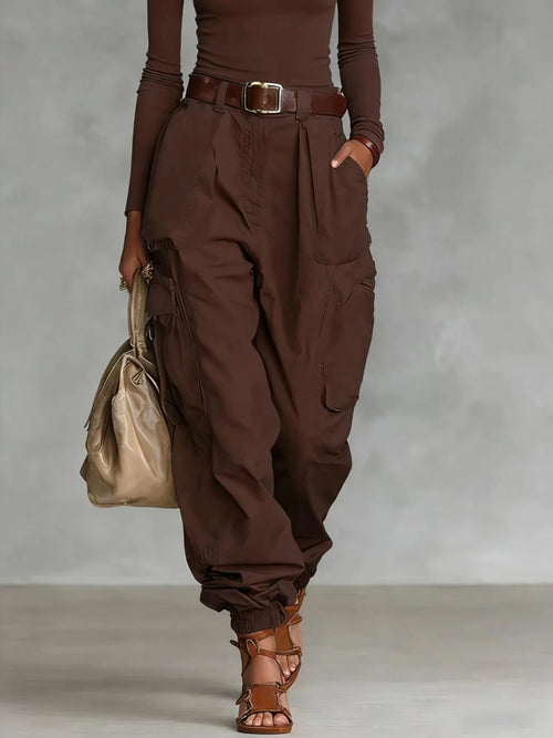 Pantalon femme taille haute amplement décontracté, porté avec un haut moulant et des sandales, parfait pour un style chic.
