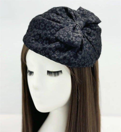 Chapeau Haut de Forme Femme en tissu marron avec fleurs, accessoire élégant pour une tenue rétro.