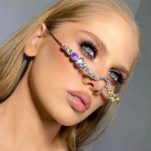 Montures géométriques strass cristal sur un modèle, ajoutant une touche de luxe à son regard