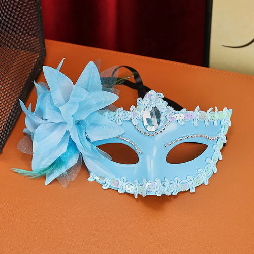 Masque de mascarade fleurs & strass porté par une femme avec des décorations florales et strass, parfait pour une soirée.