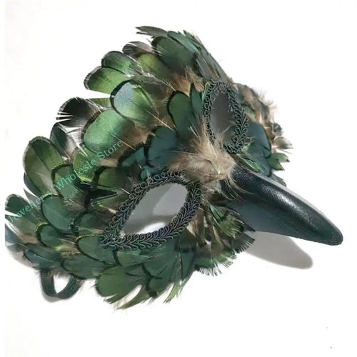 Masque de mascarade homme avec plumes vertes et design élégant pour carnaval et mariage.