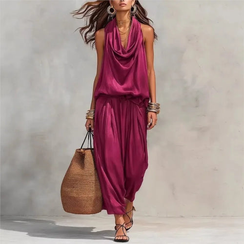 Ensemble 2 pièces femme en bordeaux, élégant et tendance, parfait pour l'été 2026, porté avec un sac en osier.