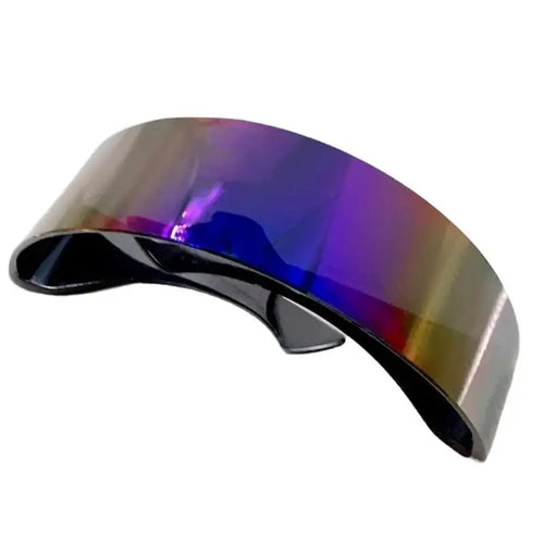 Lunettes de soleil futuristes miroir sur une femme aux cheveux gris, mettant en valeur leur design audacieux et réfléchissant.