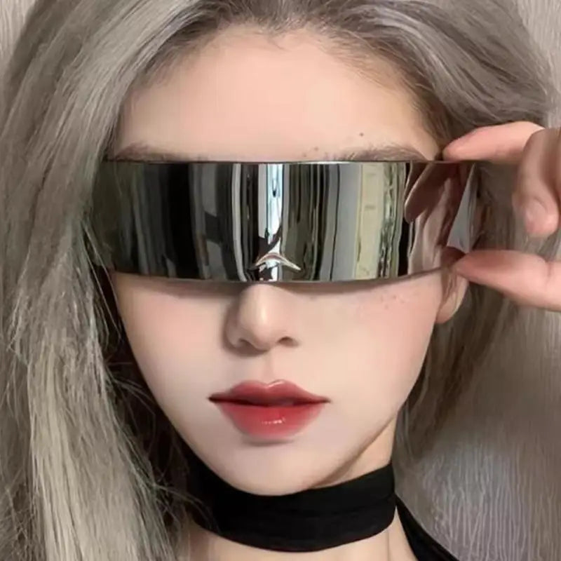Lunettes de soleil futuristes miroir sur une femme aux cheveux gris, mettant en valeur leur design audacieux et réfléchissant.