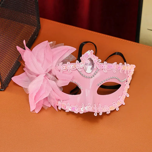 Masque de mascarade fleurs & strass porté par une femme avec des décorations florales et strass, parfait pour une soirée.