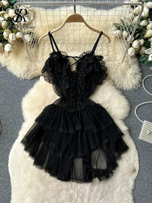 Robe courte dentelle à volants en noir avec volants et dos nu, élégante et parfaite pour les soirées.