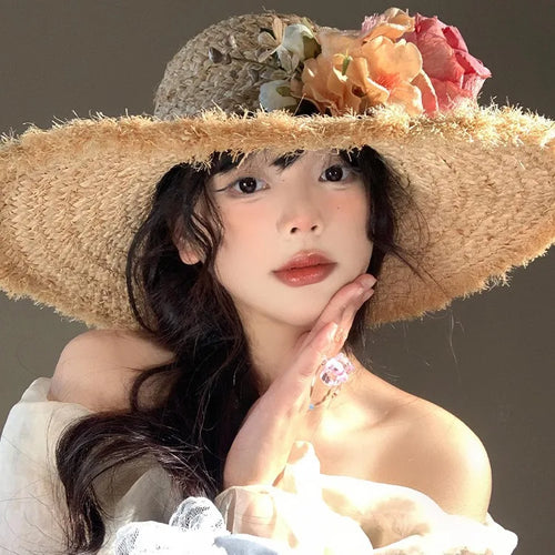 Chapeau de soleil femme en raphia tressé, modèle élégant avec larges bords, porté par une femme à la mode.
