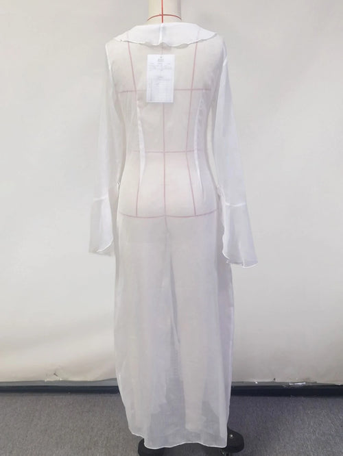 Robe longue rose et blanche à volants – Manches Longues, élégante robe estivale avec volants et manches longues.