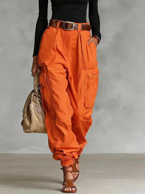 Pantalon femme taille haute amplement décontracté, porté avec un haut moulant et des sandales, parfait pour un style chic.
