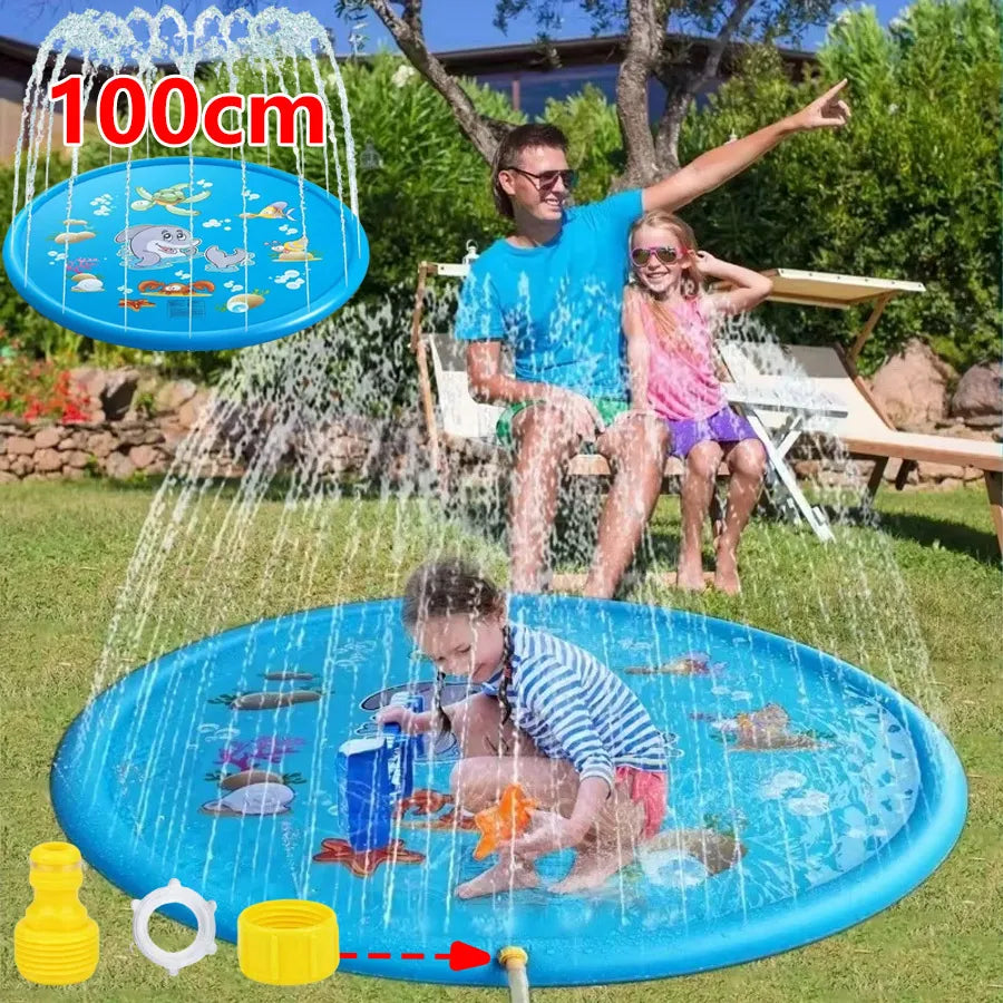 Tapis d’Arrosage Gonflable 100 cm en action avec enfants jouant dans le jardin sous des jets d'eau.