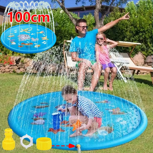 Tapis d’Arrosage Gonflable 100 cm en action avec enfants jouant dans le jardin sous des jets d'eau.