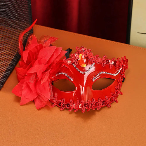 Masque de mascarade fleurs & strass porté par une femme avec des décorations florales et strass, parfait pour une soirée.