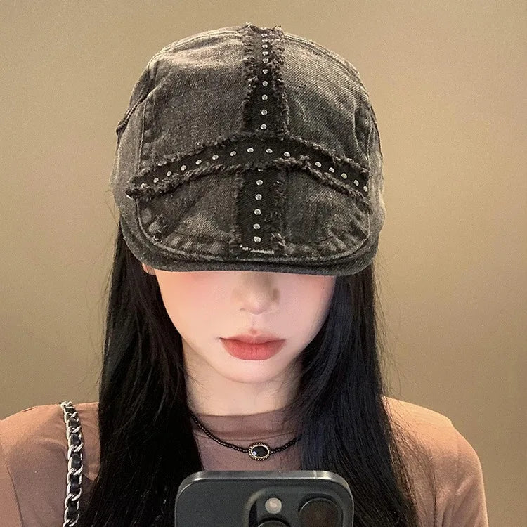 Casquette Denim Noir Femme avec rivets en style Y2K, délavée et vintage, portée par une femme.
