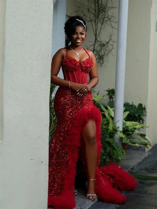 Robe de bal sirène strass cristal avec volants et fente, robe élégante et dramatique en rouge.