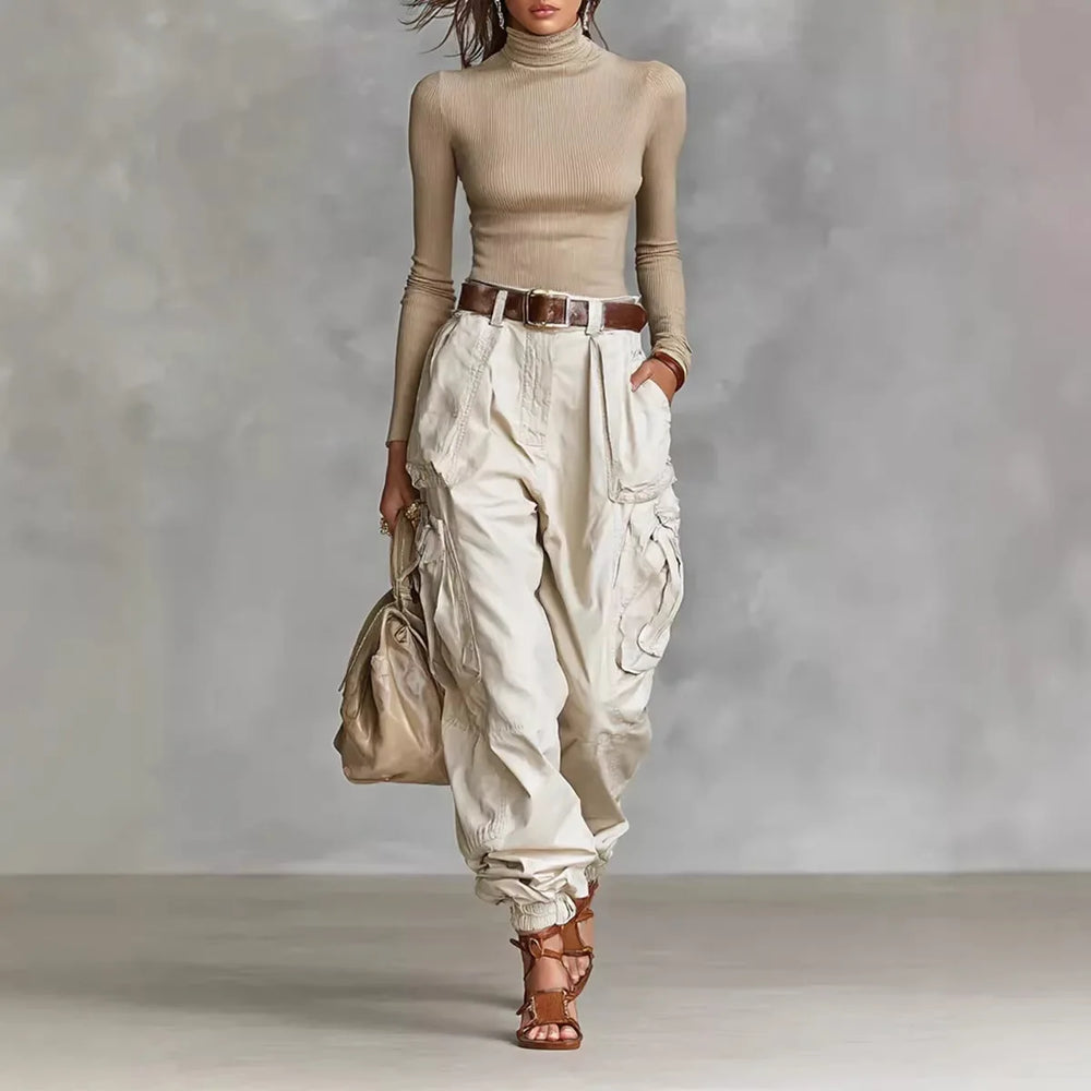 Pantalon femme taille haute amplement décontracté, porté avec un haut moulant et des sandales, parfait pour un style chic.