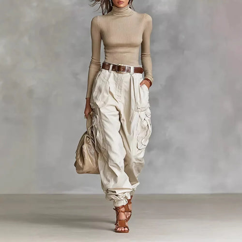 Pantalon femme taille haute amplement décontracté, porté avec un haut moulant et des sandales, parfait pour un style chic.