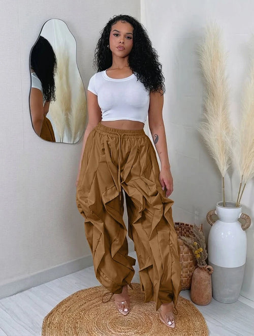Pantalon cargo femme en trois couleurs : beige, noir et gris, avec un haut ajusté, présenté dans un style streetwear.